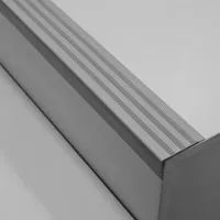 Šedá plastová (PVC) protiskluzová schodová hrana F208 - délka 150 cm, šířka 8,2 cm, výška 4,5 cm