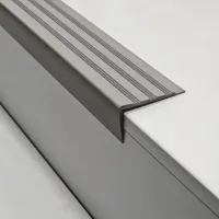Šedá plastová (PVC) protiskluzová schodová hrana F208 - délka 150 cm, šířka 8,2 cm, výška 4,5 cm