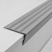 Šedá plastová (PVC) protiskluzová schodová hrana F208 - délka 150 cm, šířka 8,2 cm, výška 4,5 cm