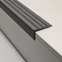 Šedá plastová (PVC) protiskluzová schodová hrana F280 - délka 150 cm, šířka 8,2 cm, výška 4,5 cm