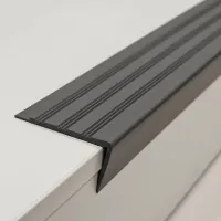 Šedá plastová (PVC) protiskluzová schodová hrana F280 - délka 150 cm, šířka 8,2 cm, výška 4,5 cm