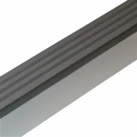 Šedá plastová (PVC) protiskluzová schodová hrana F280 - délka 150 cm, šířka 8,2 cm, výška 4,5 cm