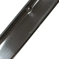 Stříbrná nerezová ochrana rohů zdí, stěn s otvory pro šrouby CP10 - délka 150 cm, šířka 4 x 4 cm, tloušťka 0,1 cm