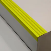 Žlutá plastová (PVC) protiskluzová schodová hrana F421 - délka 150 cm, šířka 8,2 cm, výška 4,5 cm