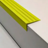 Žlutá plastová (PVC) protiskluzová schodová hrana F421 - délka 150 cm, šířka 8,2 cm, výška 4,5 cm