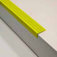 Žlutá plastová (PVC) protiskluzová schodová hrana F421 - délka 150 cm, šířka 8,2 cm, výška 4,5 cm