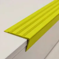 Žlutá plastová (PVC) protiskluzová schodová hrana F421 - délka 150 cm, šířka 8,2 cm, výška 4,5 cm