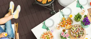 Hnědá gumová terasová dlažba FLOMA Cosmopolitan - délka 45,8 cm, šířka 45,8 cm, výška 2,5 cm