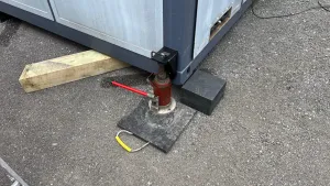 Plastový podkládací blok "4P" FLOMA PC10 - délka 23,8 cm, šířka 23,8 cm, výška 2,6 cm