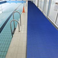 Modrá bazénová protiskluzová rohož (role) Akwadek - délka 10 m, šířka 122 cm, výška 1,2 cm F