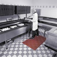 Červená gumová protiskluzová rohož do kuchyně Sanitop Red - délka 91 cm, šířka 152 cm, výška 1,27 cm F