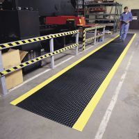 Černá protiskluzová rohož (role) Diamond Plate Runner - délka 22,8 m, šířka 122 cm, výška 0,47 cm F