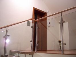 Sloupek zábradlí na schodiště V1 vrchní kotvení —sklo