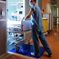 Modrá lepicí dezinfekční antibakteriální dekontaminační rohož FLOMA Antibacterial Sticky Mat - délka 45 cm, šířka 115 cm - 60 listů