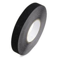Černá korundová protiskluzová páska FLOMA Standard - 18,3 m x 2,5 cm a tloušťka 0,7 mm
