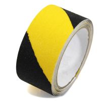 Černo-žlutá korundová protiskluzová páska FLOMA Standard Hazard - 3 x 5 cm tloušťka 0,7 mm