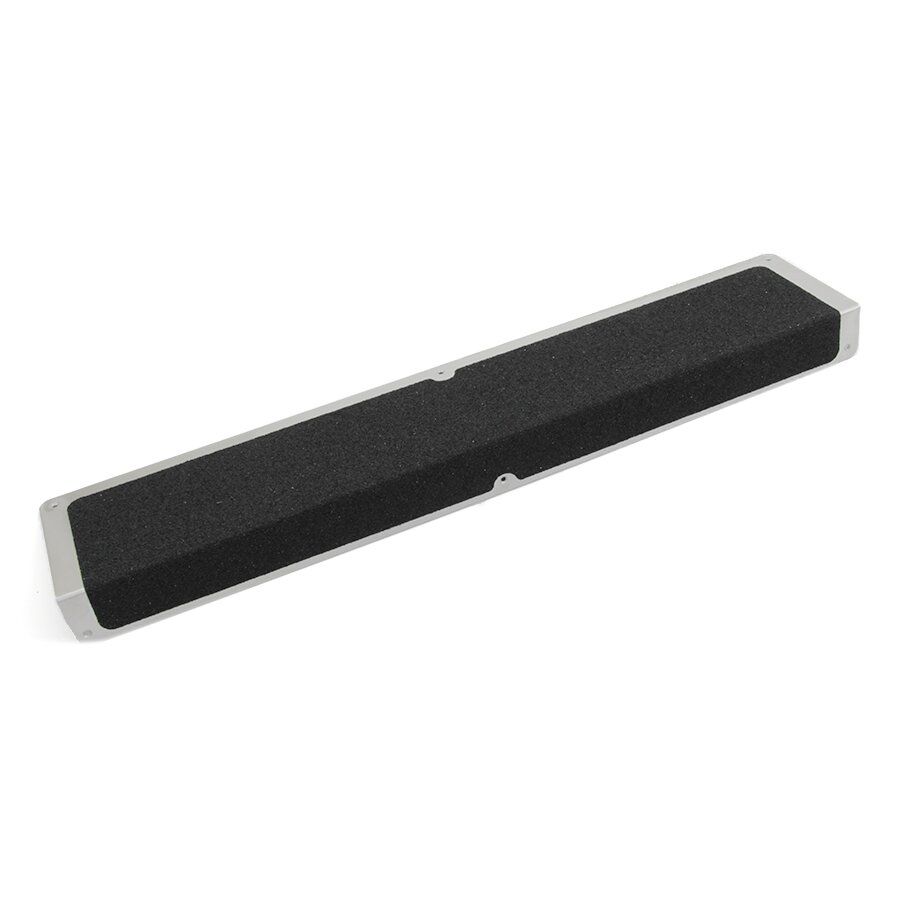 Černý hliníkový protiskluzový nášlap na schody FLOMA Bolt Down Plate - délka 63,5 cm, šířka 12 cm, výška 4,5 cm, tloušťka 1,6 mm