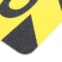 Černo-žlutá korundová protiskluzová podlahová páska s potiskem (pás) FLOMA Printed - délka 15 cm, šířka 61 cm, tloušťka 0,7 mm