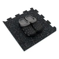 Černo-bílo-modrá gumová podlahová deska (puzzle - roh) FLOMA FitFlo SF1050 - délka 47,8 cm, šířka 47,8 cm, výška 0,8 cm