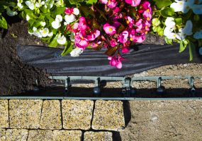 Černý plastový skrytý zahradní obrubník FLOMA Stella Bord - délka 100 cm, šířka 8 cm, výška 6 cm