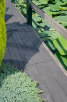 Hnědý plastový nájezd "samec" pro terasovou dlažbu Linea Woodenlike - délka 58 cm, šířka 5,6 cm a výška 2,5 cm
