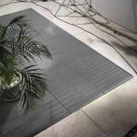 Hnědý plastový nájezd "samice" pro terasovou dlažbu Linea Woodenlike - délka 58 cm, šířka 4,5 cm a výška 2,5 cm