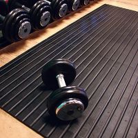 Černá rohož do fitness centra, posilovny - délka 180 cm, šířka 120 cm, výška 1,7 cm