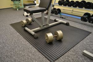Černá rohož do fitness centra, posilovny - délka 180 cm, šířka 120 cm, výška 1,2 cm