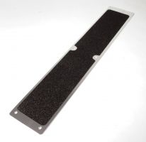 Černý hliníkový protiskluzový nášlap na schody - délka 11,4 cm, šířka 62,5 cm F
