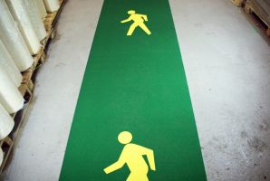 Zeleno-žlutá korundová protiskluzová podlahová páska s potiskem FLOMA Walkway System - délka 10 m, šířka 100 cm