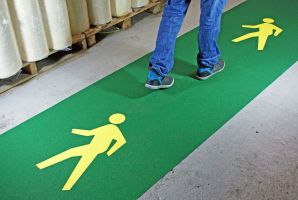 Zeleno-žlutá korundová protiskluzová podlahová páska s potiskem FLOMA Walkway System - délka 10 m, šířka 100 cm