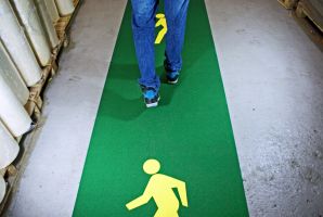 Zeleno-žlutá korundová protiskluzová podlahová páska s potiskem FLOMA Walkway System - délka 10 m, šířka 100 cm