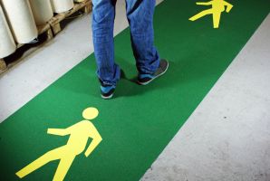 Zeleno-žlutá korundová protiskluzová podlahová páska s potiskem FLOMA Walkway System - délka 10 m, šířka 100 cm