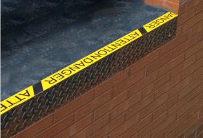 Černo-žlutá korundová protiskluzová podlahová páska s potiskem FLOMA Attention Danger - délka 18,3 m, šířka 7,5 cm, tloušťka 0,7 mm