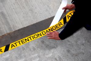 Černo-žlutá korundová protiskluzová podlahová páska s potiskem FLOMA Attention Danger - délka 18,3 m, šířka 7,5 cm, tloušťka 0,7 mm