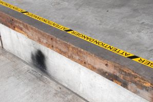 Černo-žlutá korundová protiskluzová podlahová páska s potiskem FLOMA Attention Danger - délka 18,3 m, šířka 7,5 cm, tloušťka 0,7 mm