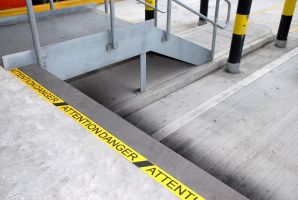 Černo-žlutá korundová protiskluzová podlahová páska s potiskem FLOMA Attention Danger - délka 18,3 m, šířka 7,5 cm, tloušťka 0,7 mm