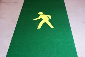 Zeleno-žlutá korundová protiskluzová podlahová páska s potiskem FLOMA Walkway System - délka 5 m, šířka 100 cm