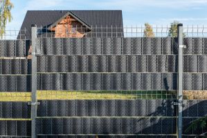 Plastový ratanový stínicí pás "umělý ratan" (tmavý ořech) - délka 255 cm, výška 19 cm