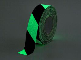 Korundová fotoluminiscenční protiskluzová páska FLOMA Glow in the Dark Hazard - délka 18,3 m, šířka 5 cm, tloušťka 1 mm