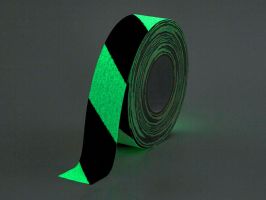 Korundová fotoluminiscenční protiskluzová páska FLOMA Glow in the Dark Hazard - délka 18,3 m, šířka 5 cm, tloušťka 1 mm