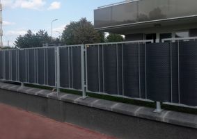 Šedá plastová ratanová stínicí rohož "umělý ratan" s oky (role) - délka 300 cm, výška 75 cm