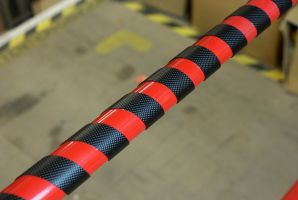 Černá protiskluzová páska na zábradlí FLOMA Handrail Grip - délka 18,3 m, šířka 2,5 cm, tloušťka 1,11 mm