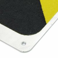 Černo-žlutý hliníkový protiskluzový nášlap na schody FLOMA Hazard Bolt Down Plate - délka 63,5 cm, šířka 12 cm, výška 4,5 cm, tloušťka 1,6 mm