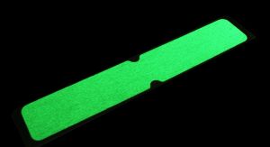 Hliníkový fotoluminiscenční protiskluzový nášlap na schody FLOMA Glow in the Dark Bolt Down Plate - délka 63,5 cm, šířka 12 cm, výška 4,5 cm, tloušťka 1,6 mm