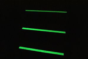 Korundová fotoluminiscenční protiskluzová páska FLOMA Glow in the Dark - délka 18,3 m, šířka 10 cm, tloušťka 1 mm
