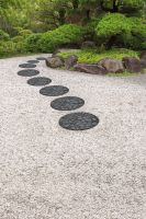 Šedý gumový zahradní nášlap FLOMA River Rock (kámen) - délka 46 cm, šířka 46 cm, výška 2,2 cm