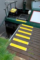 Žlutý hliníkový protiskluzový nášlap na schody FLOMA Bolt Down Plate - délka 1 m, šířka 11,5 cm, tloušťka 1,6 mm
