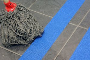 Modrá korundová voděodolná protiskluzová podlahová páska FLOMA Marine - délka 18,3 m, šířka 10 cm, tloušťka 1 mm