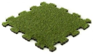 Zelená gumová puzzle terasová dlažba s umělým trávníkem FLOMA Comfort Tile - délka 36,5 cm, šířka 36,5 cm, výška 1,2 cm